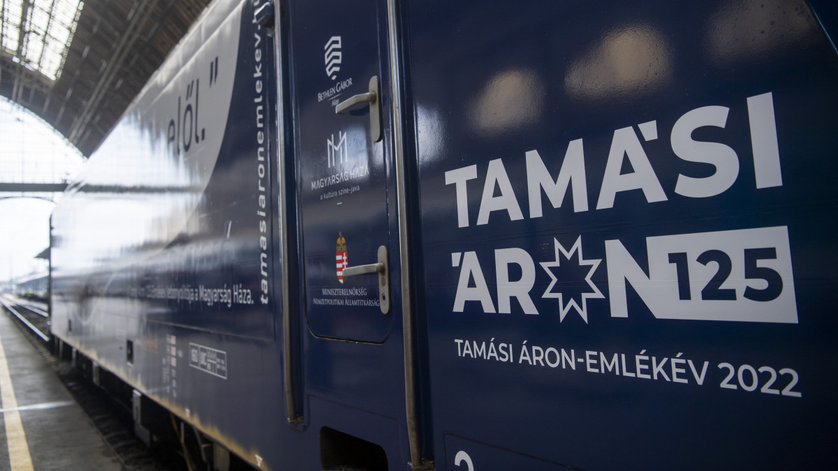 A Tamási Áron emlékév alkalmából felmatricázott TRAXX mozdony az össznemzeti zarándokvonat indulásáról tartott sajtótájékoztatón Budapesten, a Keleti pályaudvaron 2022. június 1-jén. Két járványsújtotta év után június 3-án újra elindulhat a csíksomlyói búcsúba az össznemzeti zarándokvonat.