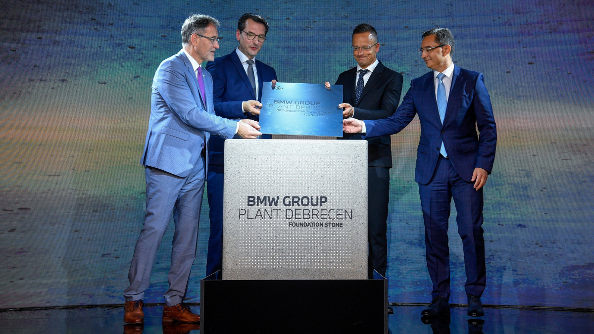 Hans-Peter Kemser, a BMW Group Gyár Debrecen gyárigazgatója, Milan Nedeljkovic, a BMW AG igazgatótanácsának gyártásért felelős tagja, Szijjártó Péter külgazdasági és külügyminiszter és Papp László (Fidesz-KDNP) polgármester (b-j) a BMW Group debreceni gyárának alapkőletételén Debrecen észak-nyugati gazdasági övezetének határában 2022. június 1-jén. A mintegy 400 milliárd forintos beruházással több mint ezer új munkahely jön létre a városban.