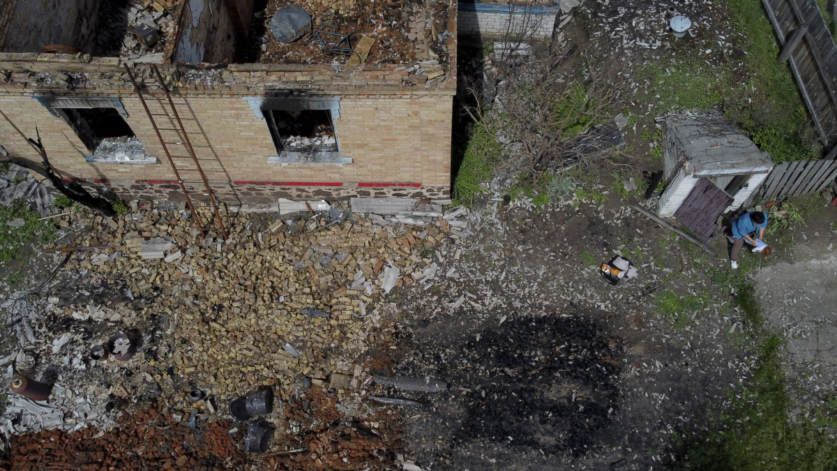 Megsemmisült lakóház a Kijev közelében lévő Potasnyában 2022. május 31-én.