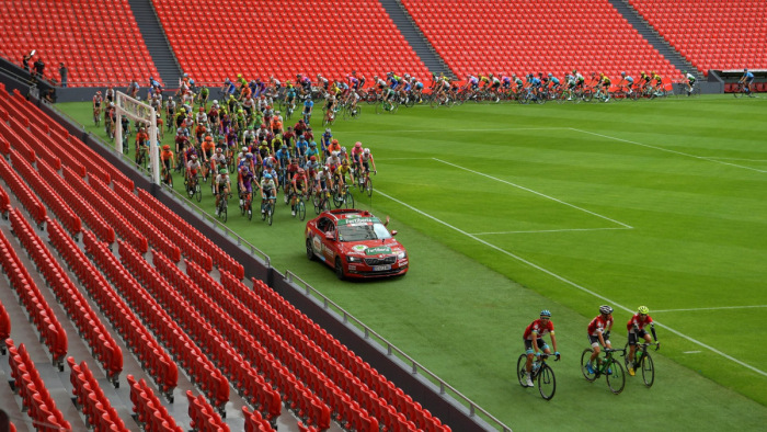 Futballmeccsen száguld majd át a Vuelta kerékpáros mezőnye