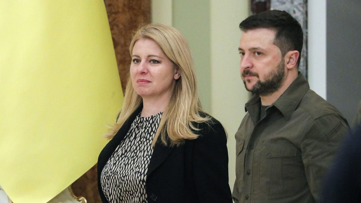 Zuzana Caputova szlovák (b) és Volodimir Zelenszkij ukrán elnök sajtótájékoztatóra érkezik Kijevben 2022. május 31-én.