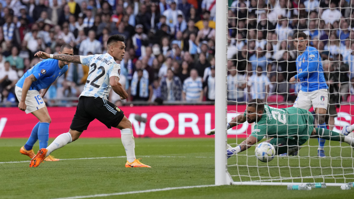 Az argentin Lautaro Martinez (b2) gólt lő a labdarúgó Interkontinentális Szuperkupa Olaszország-Argentína mérkőzésen a londoni Wembley Stadionban 2022. június 1-jén.