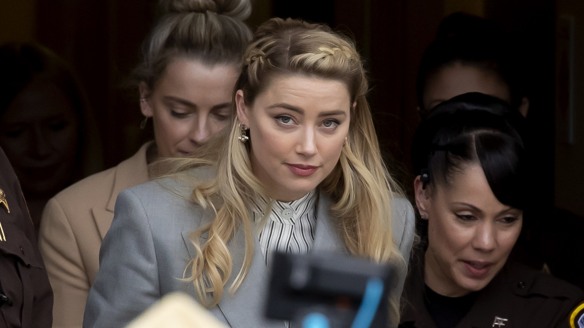 Amber Heard amerikai színésznő távozik a virginiai Fairfax megyei bíróságról a színésznő ellen a volt férje, Johnny Depp amerikai színész által indított rágalmazási per utolsó tárgyalási napján, 2022. május 27-én. A meghallgatások végeztével az esküdtszék hoz döntést az ügyben.