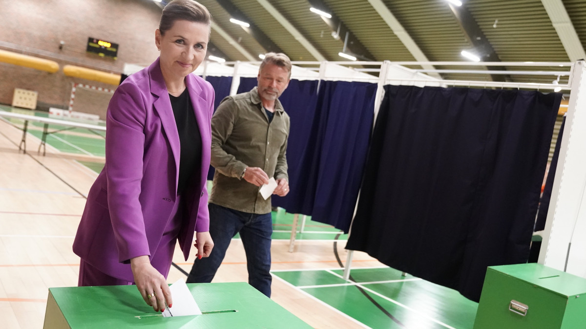 Mette Frederiksen dán miniszterelnök és férje, Bo Tengberg voksol az ország védelmi politikájáról tartott népszavazáson Vaerloesében 2022. június 1-jén. A skandináv EU-tagállamban arról döntenek, hogy Dánia csatlakozzon-e az Európai Unió közös védelmi és biztonságpolitikai megállapodásához.