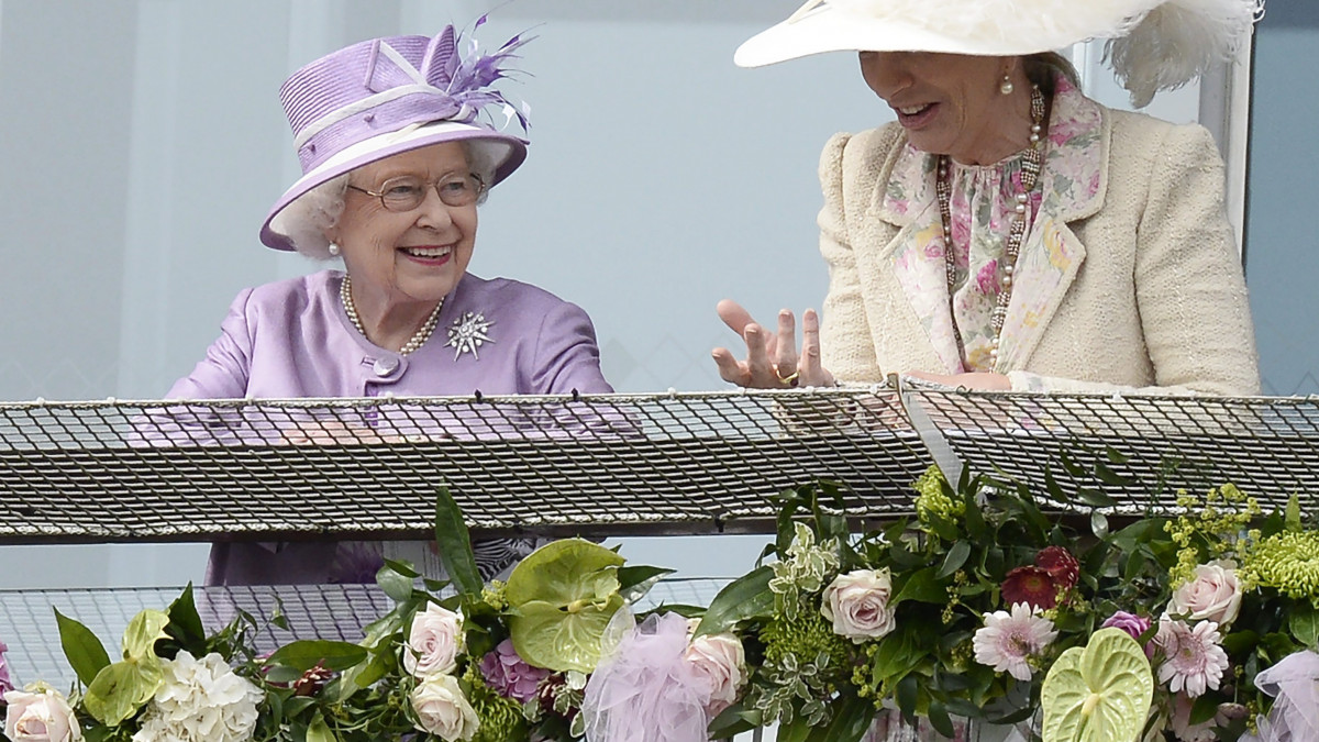 II. Erzsébet brit uralkodó (b) és Michael kenti hercegnő a világ egyik leghíresebb lóversenyén, a több mint 200 éves múltra visszatekintő epsomi derbin Londonban 2014. június 7-én.