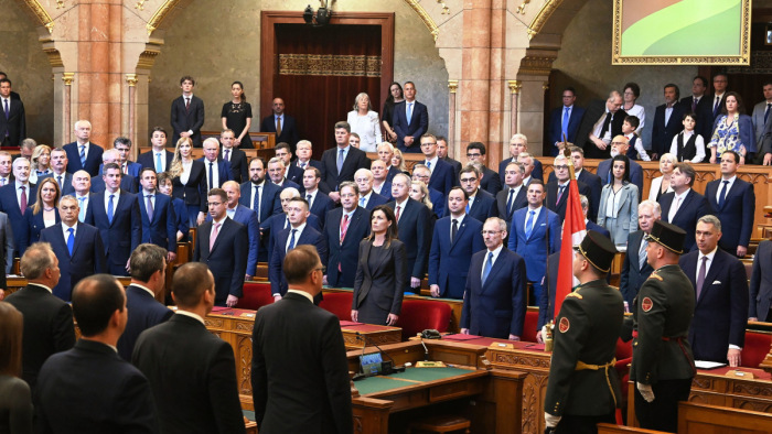 Ma dönt Orbán Viktor fizetésemeléséről a Parlament