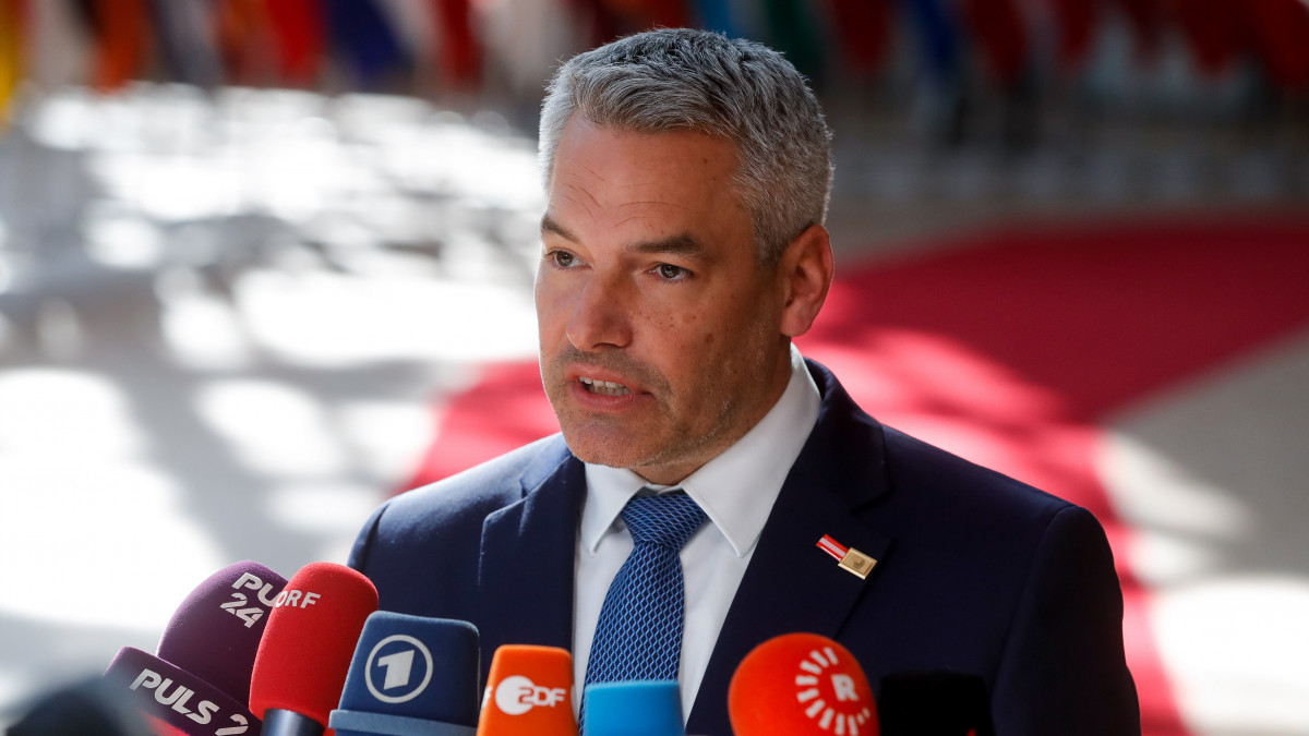 Karl Nehammer osztrák kancellár nyilatkozik a sajtó képviselőinek az Oroszország elleni szankciók hatodik csomagjáról tartott kétnapos rendkívüli EU-csúcstalálkozó második napi ülése előtt Brüsszelben 2022. május 31-én.