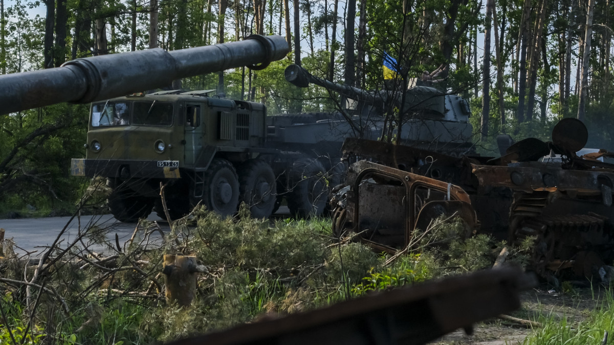 KYIV, UKRAINE - JUNE 01: Ukrainian military convoy passes by the capital Kyiv on June 01, 2022. (Photo by Dogukan Keskinkilic/Anadolu Agency via Getty Images)