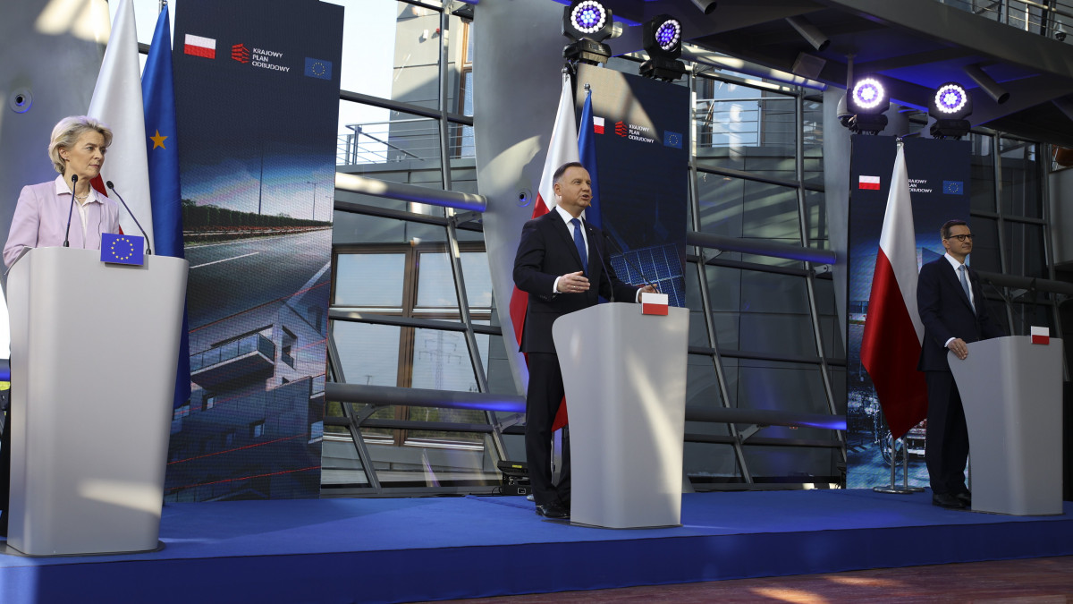 Ursula von der Leyen, az Európai Bizottság elnöke, Andrzej Duda lengyel államfő és Mateusz Morawiecki lengyel miniszterelnök (b-j) sajtótájékoztatót tart Varsóban 2022. június 2-án.