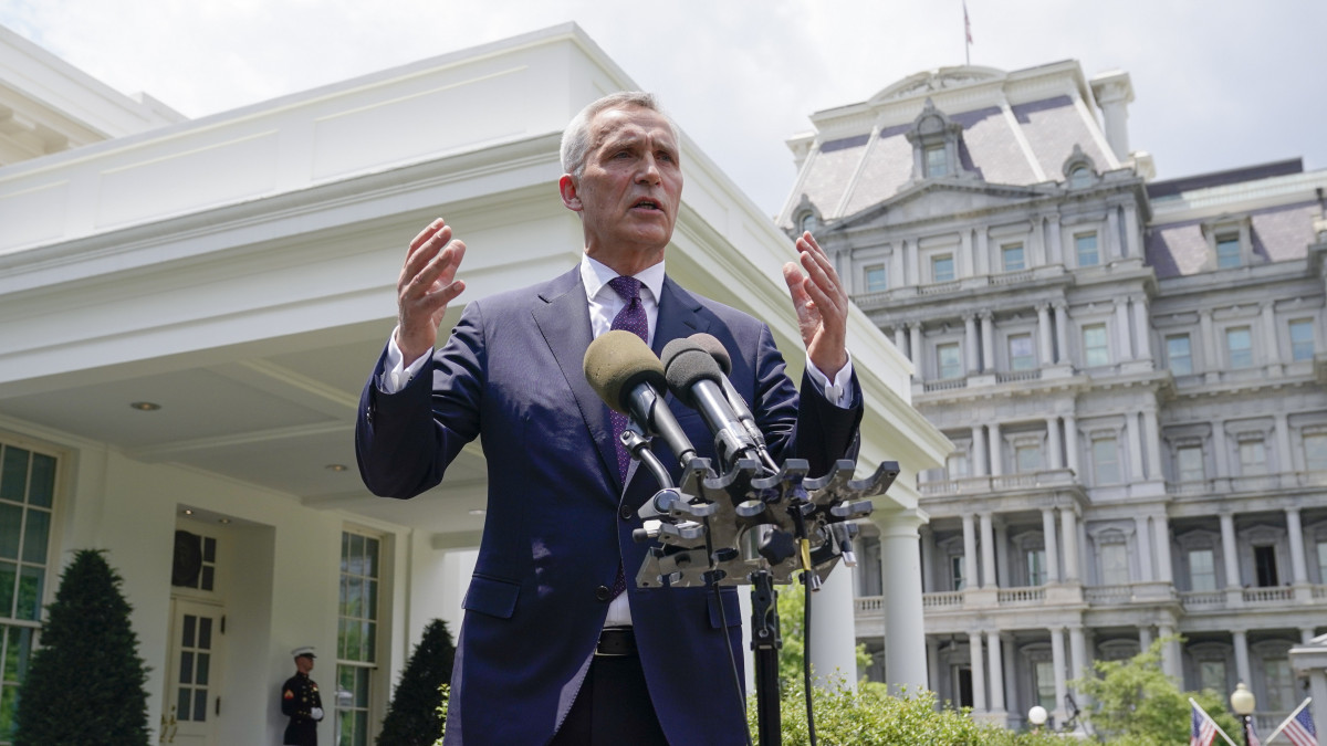 Jens Stoltenberg NATO-főtitkár sajtótájékoztatót tart a washingtoni Fehér Ház előtt a Joe Biden amerikai elnökkel folytatott megbeszélésüket követően 2022. június 2-án.