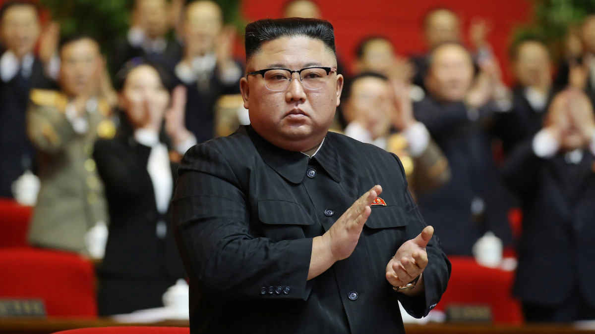 A KCNA észak-koreai állami hírügynökség által közreadott képen Kim Dzsong Un elsőszámú észak-koreai vezető, a Nemzetvédelmi Bizottság első elnöke, miután pártfőtitkárrá választották az észak-koreai kommunista állampárt, a Koreai Munkapárt nyolcadik kongresszusán Phenjanban 2021. január 11-én.