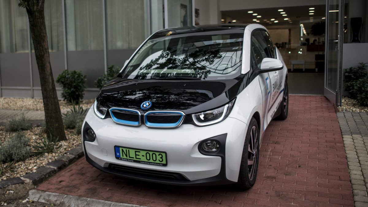 A zöld rendszámot elsőként megkapó (de nem az egyes sorszámú) BMW i3 elektromos meghajtású személygépkocsi a Wallis Duna Kft. telephelyén Budapesten 2015. október 13-án. A rendszámmal az elektromos autóknak járó kedvezményeket is igénybe lehet majd venni.