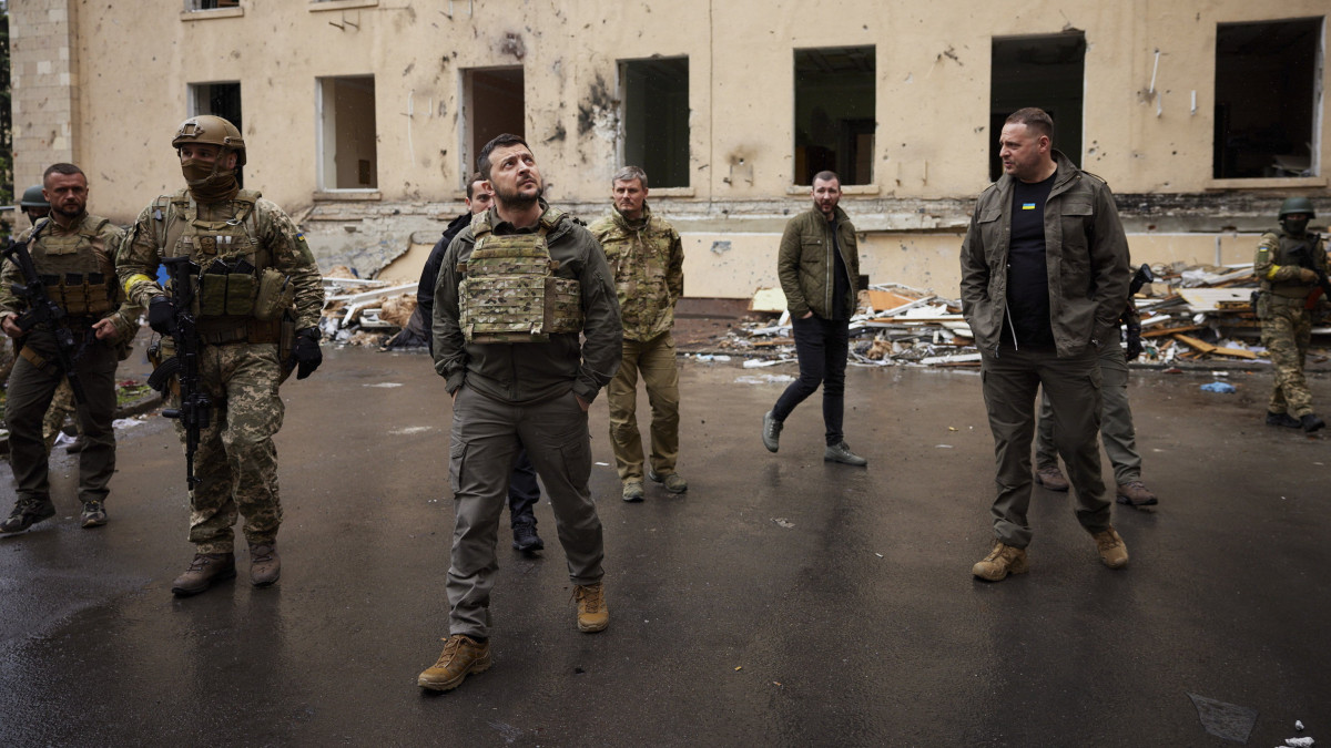 Az ukrán elnöki sajtóhivatal felvételén Volodimir Zelenszkij ukrán elnök (b3) látogatást tesz a kelet-ukrajnai Harkivban 2022. május 29-én. Zelenszkij az orosz invázió február 24-i kezdete óta először látogatott a keleti frontvonalra.