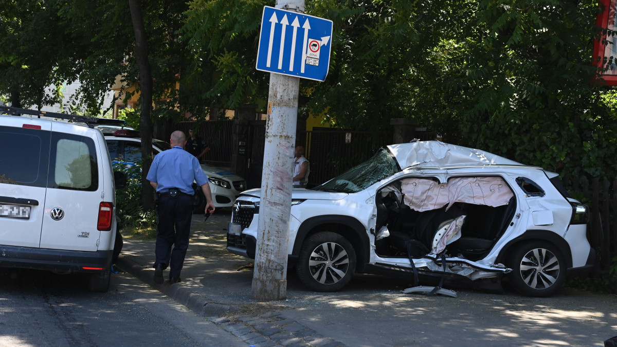 Ütközésben összeroncsolódott személygépkocsi a Hungária körúton 2022. június 3-án. A Hungária körút Thököly út felé vezető oldalán, a Pálma utcai kereszteződésben két autó ütközött. A balesetet követően az egyik autó oszlopnak csapódott, és egy ember meghalt.