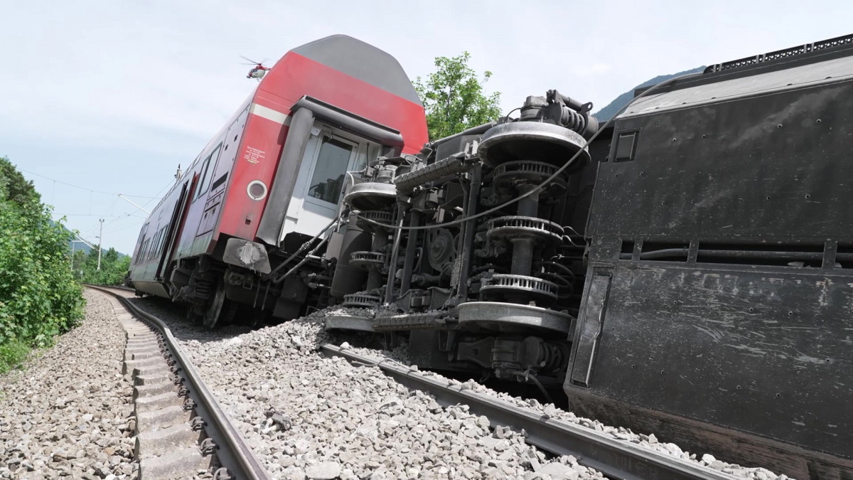 Kisiklott vasúti kocsik a dél-németországi Garmisch-Partenkirchenben történt vonatbaleset helyszínén 2022. június 3-án. A balesetben legkevesebb három ember életét vesztette, hatvan ember került kórházba, közülük tizenhat súlyos sérülésekkel.