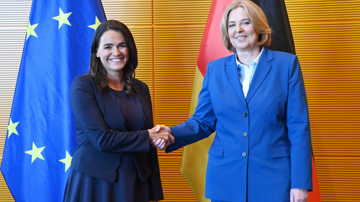 Bärbel Bas, a szövetségi parlament alsóházának (Bundestag) elnöke fogadja Novák Katalin köztársasági elnököt (b) Berlinben, a Bundestag épületében 2022. június 3-án.
