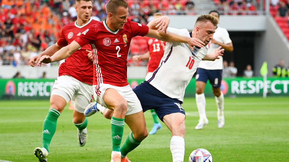 Lang Ádám (b) és az angol Jarrod Bowen a labdarúgó Nemzetek Ligája 1. fordulójában játszott Magyarország - Anglia mérkőzésen a Puskás Arénában 2022. június 4-én. Hátul Willi Orbán.