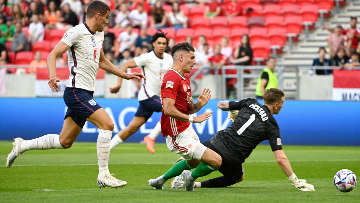 Szoboszlai Dominik (k), valamint az angol Conor Coady (b) és Jordan Pickford kapus (j) a labdarúgó Nemzetek Ligája 1. fordulójában játszott Magyarország - Anglia mérkőzésen a Puskás Arénában 2022. június 4-én.