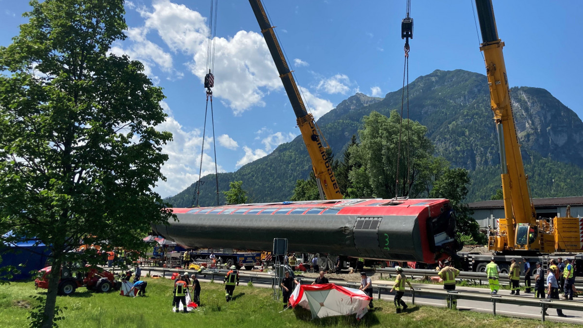 Leemelnek egy vasúti kocsit a sínről a dél-németországi Garmisch-Partenkirchen közelében történt vonatbaleset helyszínén 2022. június 4-én, egy nappal a Münchenbe tartó regionális vonatjárat kisiklása után. A balesetben legkevesebb négy ember életét vesztette, hatvan ember került kórházba, közülük tizenhat súlyos sérülésekkel.