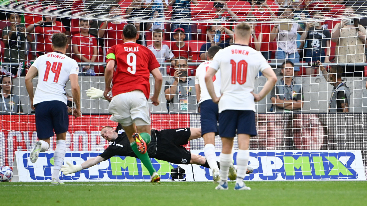 Szoboszlai Dominik (j) büntetőből gólt szerez a labdarúgó Nemzetek Ligája 1. fordulójában játszott Magyarország - Anglia mérkőzésen a Puskás Arénában 2022. június 4-én.