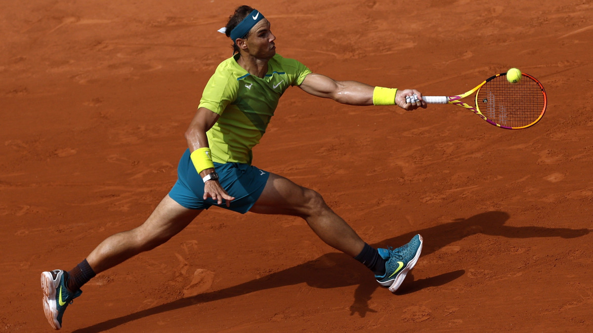 A spanyol Rafael Nadal a norvég Casper Ruud ellen játszik a francia nemzetközi teniszbajnokság férfi egyesének döntőjében a párizsi Roland Garros Stadionban 2022. június 5-én.