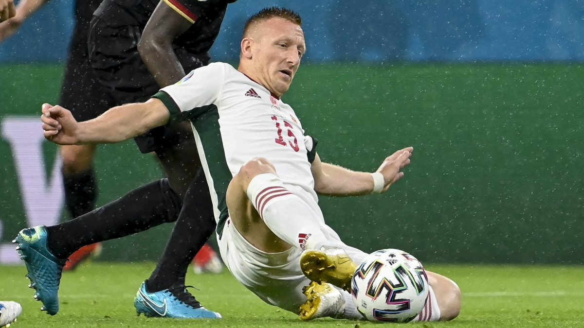 Kleinheisler László (j) és a német Antonio Rüdiger a koronavírus-járvány miatt 2021-re halasztott 2020-as labdarúgó Európa-bajnokság F csoportjának utolsó fordulójában játszott Németország - Magyarország mérkőzésen a müncheni Allianz Arénában 2021. június 23-án.