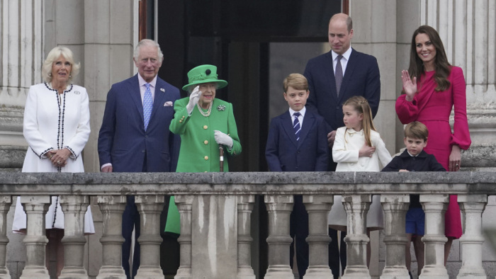 A 27 éves II. Erzsébet integetett a történelmi hintóból a tömeg örömére - videó