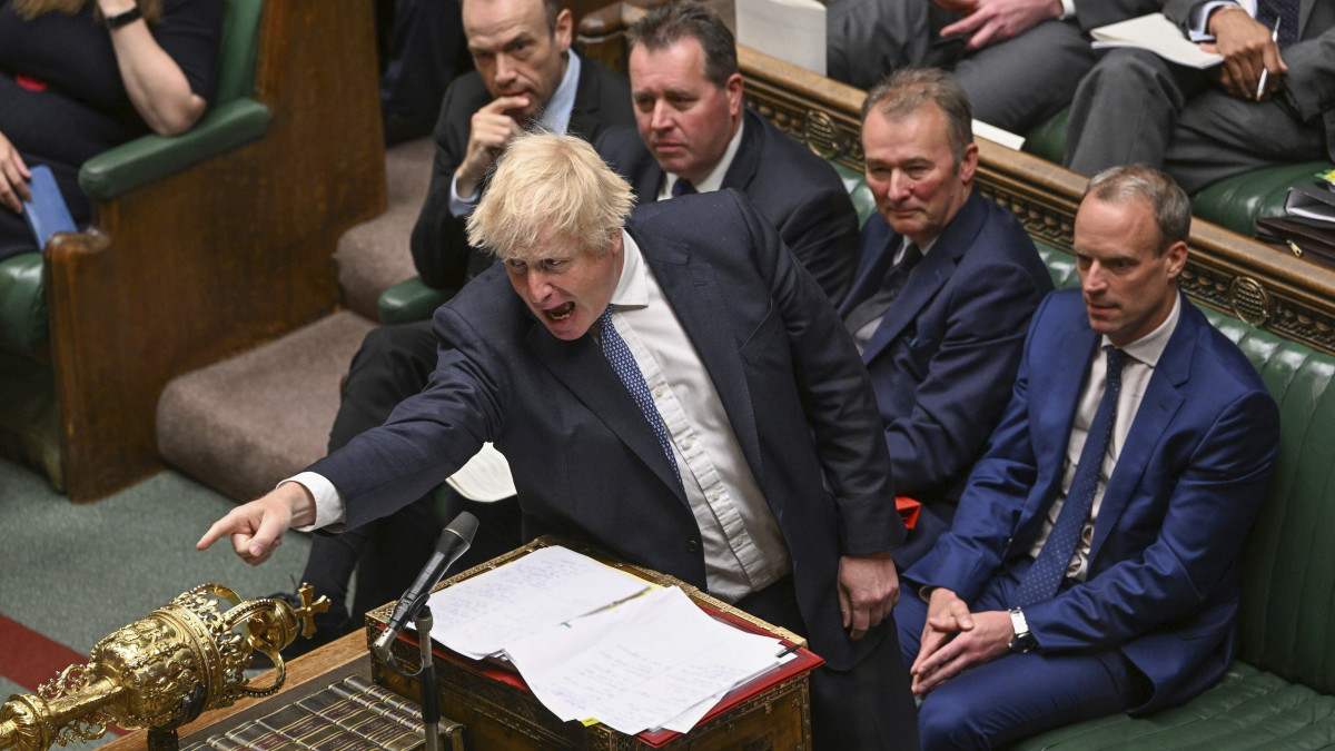 A brit parlament által közreadott kép Boris Johnson miniszterelnökről a képviselői kérdések és azonnali miniszterelnöki válaszok szokásos alsóházi órájában a törvényhozás alsóházában, Londonban 2022. május 25-én.