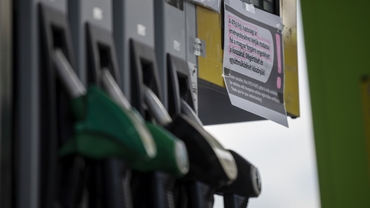 Tájékoztató feliratok a Mol benzinkútján Salgótarjánban 2022. május 27-én. A Mol arra kéri a vásárlókat, a benzinkutaknál a fizetéskor minden esetben mutassák be a forgalmi engedélyüket, hogy a pénztárnál a hatósági árra tudják módosítani a vásárlás összegét - hívta fel a figyelmet közleményében a társaság. A vállalat tájékoztatása szerint a kútoszlopokon a számlálók minden tankolás esetén a piaci árat tüntetik fel, de a pénztárnál a forgalmi engedély felmutatása után alacsonyabb összeget kell fizetnie a magyar vásárlóknak.