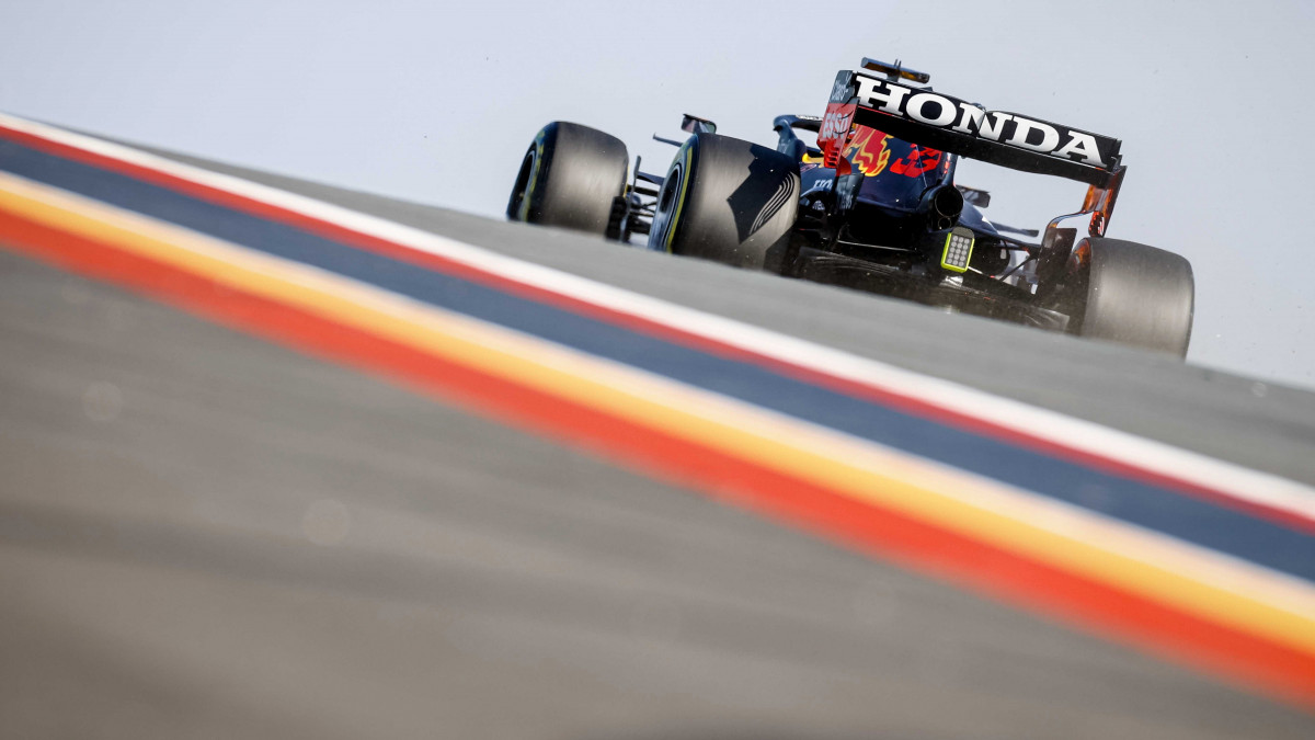 Az első rajthelyről induló Max Verstappen, a Red Bull holland versenyzője a Forma-1-es autós gyorsasági világbajnokság Holland Nagydíján a zandvoorti pályán 2021. szeptember 5-én.