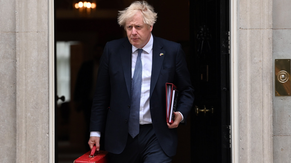 Boris Johnson miniszterelnök távozik a londoni kormányfői rezidenciáról, a Downing Street 10-ből 2022. május 26-án. Johnson továbbra is nagy politikai nyomás alatt van, és a britek többsége szerint le kellene mondania, mivel a közelmúltban újabb fotók kerültek nyilvánosságra egy olyan Downing Street-i partiról, amelyet a koronavírus-járvány megfékezésére elrendelt szigorú korlátozások idején tartottak a részvételével. A londoni miniszterelnöki hivatalban a zárlatok idején tartott partik ügyében Sue Gray, a brit közigazgatási szolgálat magas beosztású tisztviselője is vizsgálatot folytat.