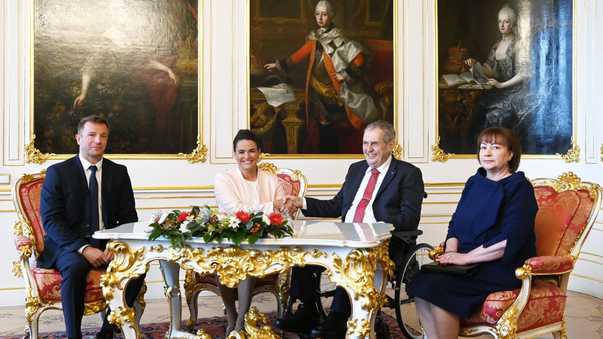 Milos Zeman cseh államfő (j2) fogadja Novák Katalin köztársasági elnököt (b2) a prágai várban 2022. június 7-én. Mellettük Ivana Zemanová, a cseh elnök felesége (j) és Veres István, a magyar államfő férje (b).