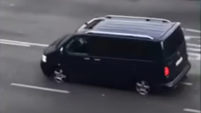 Döbbenetes videó: aszfaltba vágó felnikkel ment a kisbusz a Boráros térnél
