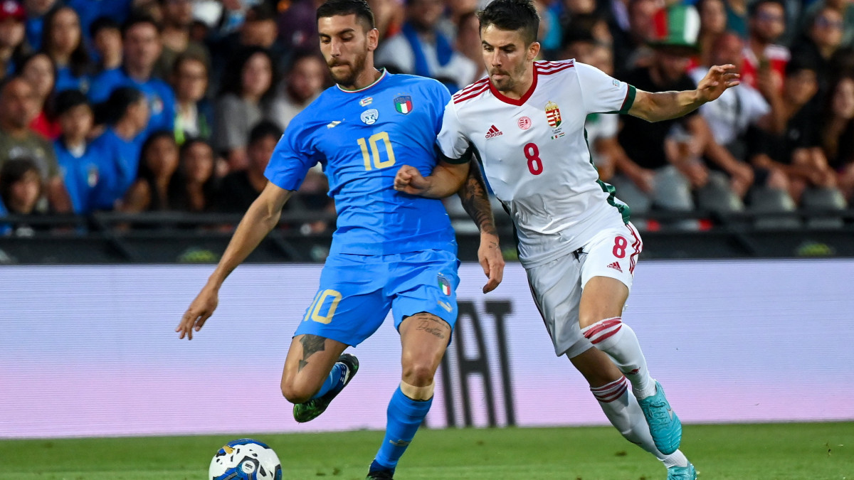 Nagy Ádám (j) és az olasz Lorenzo Pellegrini a labdarúgó Nemzetek Ligája 2. fordulójában játszott Olaszország - Magyarország mérkőzésen az olaszországi Cesenában, a Dino Manuzzi Stadionban 2022. június 7-én.