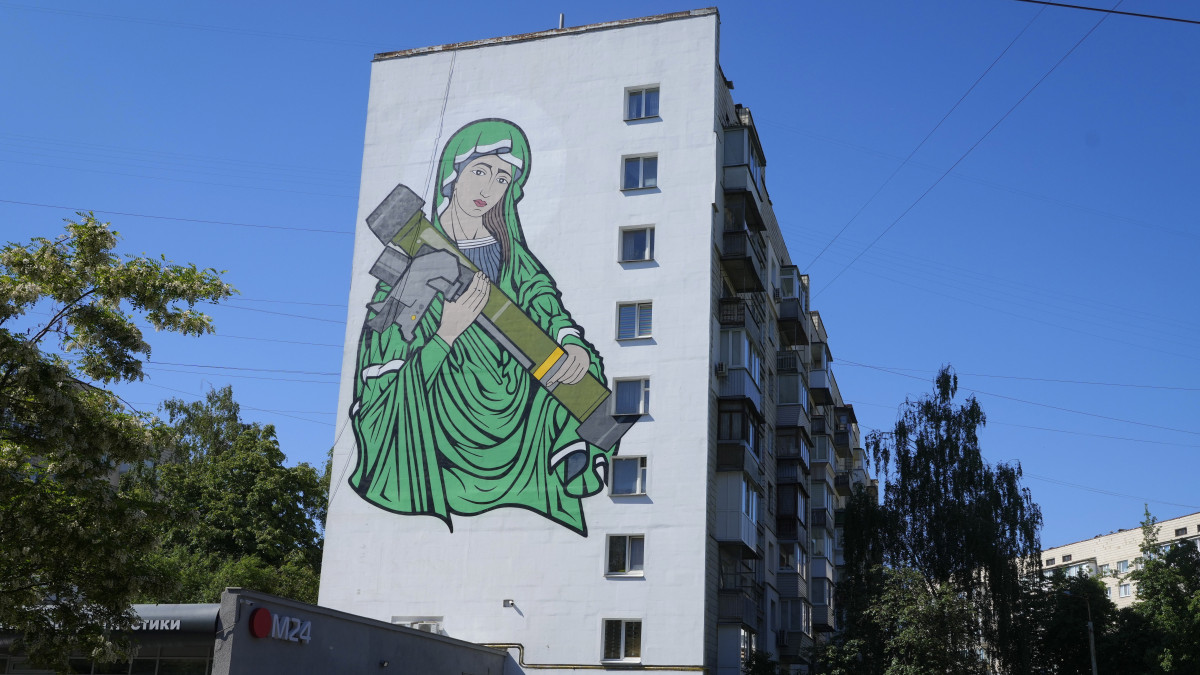 A Szent Javelina című, Szűz Máriát egy Javelin amerikai páncéltörő rakétavetővel ábrázoló falfestmény egy kijevi lakóházon 2022. június 6-án. Ez egyike azoknak a fegyvereknek, amelyekkel az Egyesült Államok és más nyugati országok támogatják Ukrajnát az orosz támadással szembeni védekezésben.