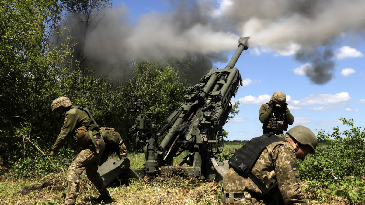 Ukrán katonák M777 ágyúval lövik az orosz erőket a kelet-ukrajnai Donyecki területen 2022. június 6-án.
