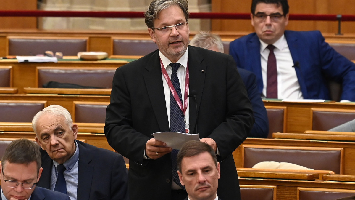 Vejkey Imre, a KDNP frakcióvezető-helyettese felszólal napirend előtt az Országgyűlés plenáris ülésén 2022. július 8-án.