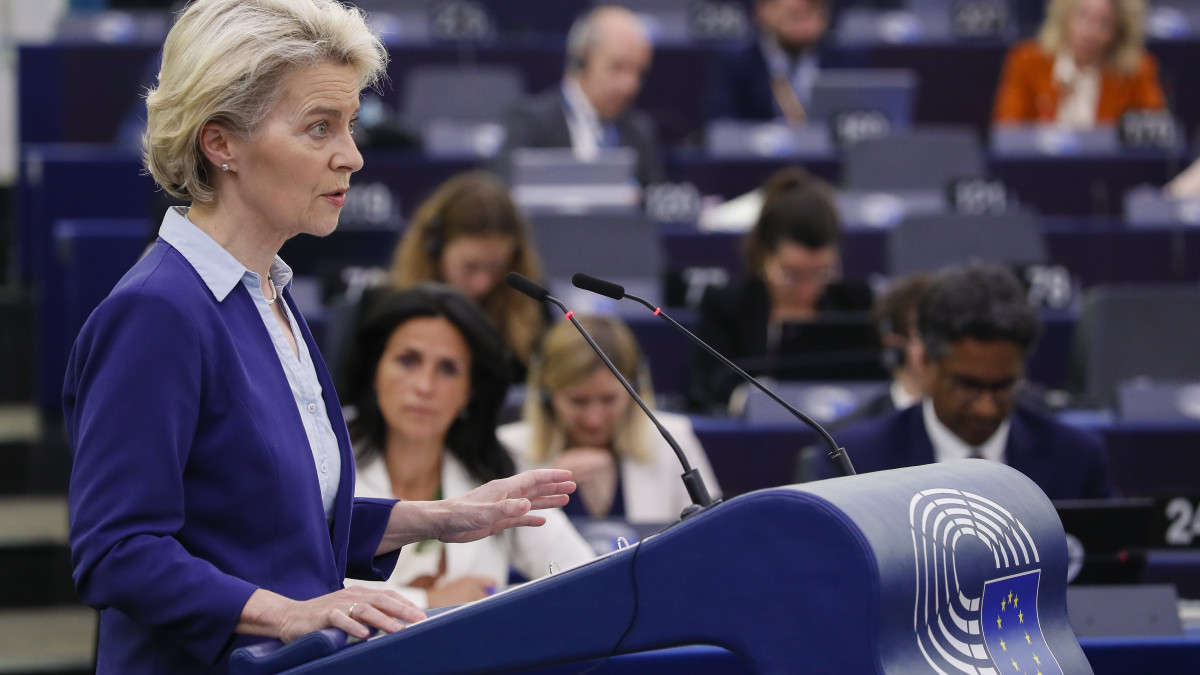 Ursula von der Leyen, az Európai Bizottság elnöke felszólal a jogállamiság lengyelországi helyzetéről és a koronavírus-járvány utáni helyreállítást segítő lengyel nemzeti tervről folytatott vitában az Európai Parlament strasbourgi plenáris ülésén 2022. június 7-én.