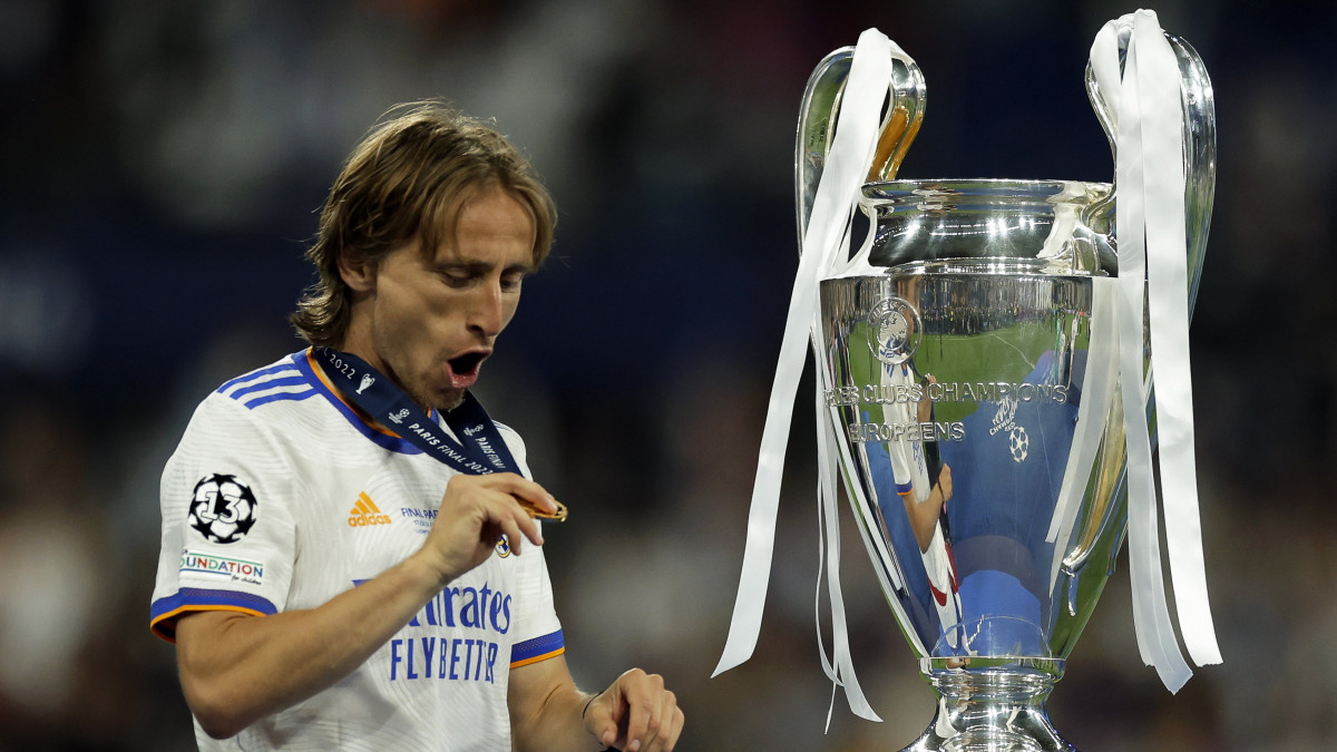 A madridi Luka Modric ünnepel a trófeánál miután csapata 1-0-ra győzött a labdarúgó Bajnokok Ligájának döntőjében játszott Liverpool FC - Real Madrid mérkőzésen a saint-denis-i Stade de France stadionban 2022. május 28-án.