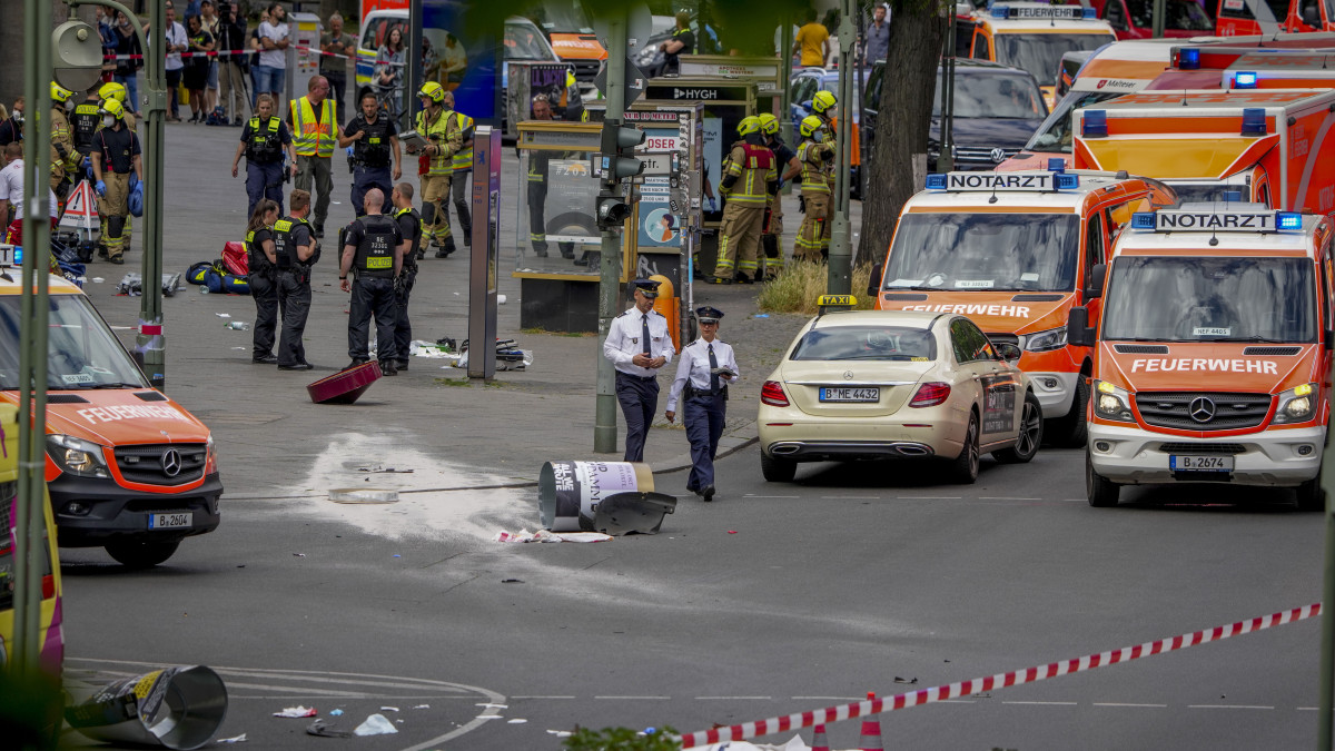 Rendőrök és tűzoltók a berlini Breitscheid tér közelében elkövetett gázolás helyszínén 2022. június 8-án. Sajtóhírek szerint egy ember életét vesztette és nyolcan megsebesültek, miután egy kisautó a gyalogosok közé hajtott. A hatóságok még vizsgálják, hogy baleset történt, vagy szándékos gázolás.