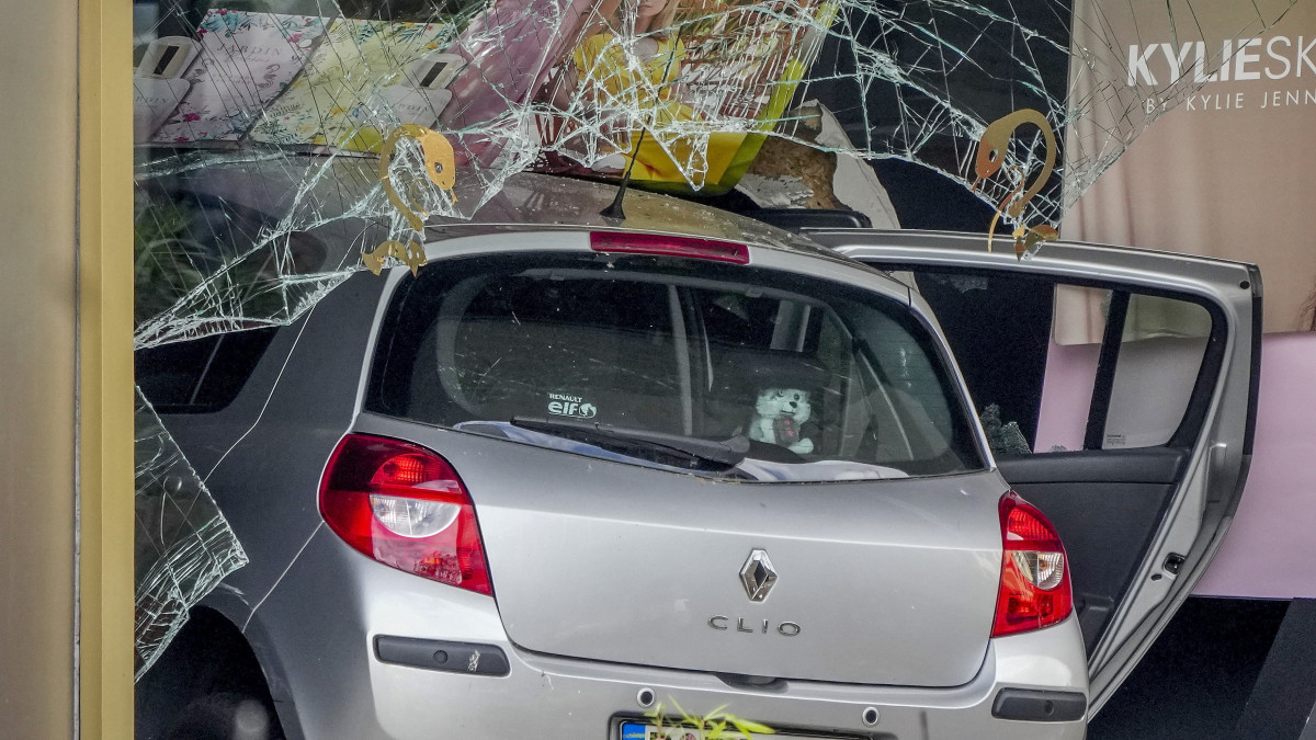 Egy üzlet kirakatába csapódott autó a berlini Breitscheid tér közelében elkövetett gázolás helyszínén 2022. június 8-án. Sajtóhírek szerint egy ember életét vesztette és nyolcan megsebesültek, miután egy kisautó a gyalogosok közé hajtott. A hatóságok még vizsgálják, hogy baleset történt, vagy szándékos gázolás.