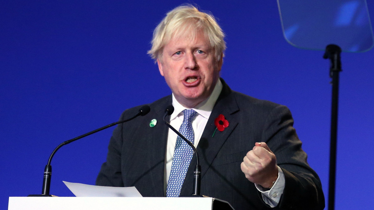 Boris Johnson brit miniszterelnök beszédet mond az ENSZ 26. klímakonferenciáján (COP26) Glasgow-ban 2021. november 1-jén. A november 12-ig tartó tanácskozás célja, hogy a résztvevők elkötelezzék magukat amellett, hogy a globális felmelegedés mértéke ne haladja meg a 1,5 Celsius-fokot az iparosodás előtti értékhez képest.