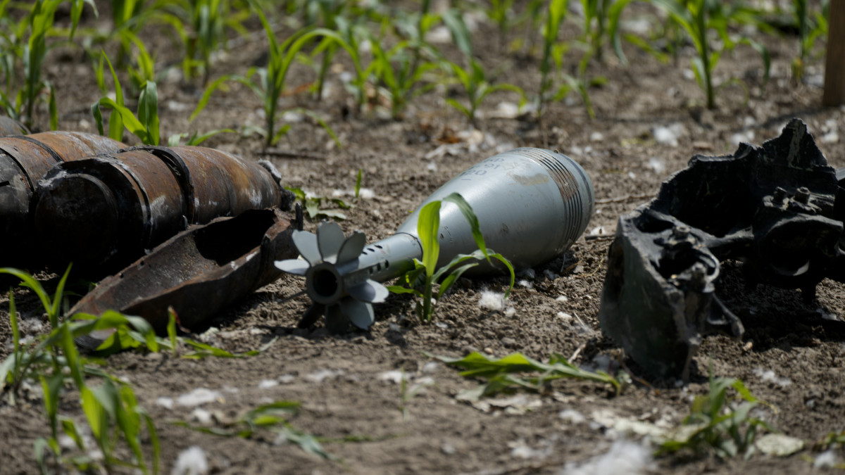 Fel nem robbant lövedékek egy mezőgazdasági területen Kijev közelében 2022. június 9-én.