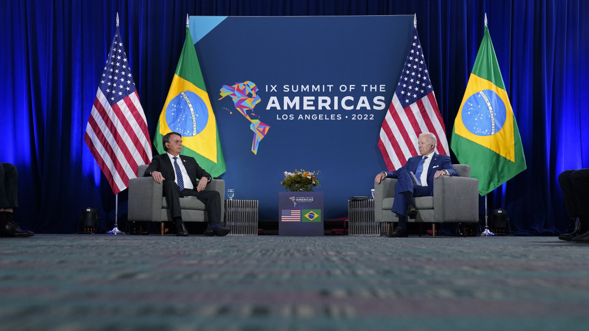 Jair Bolsonaro brazil (b) és Joe Biden amerikai elnök kétoldalú megbeszélést folytat az Amerikai Államok Szervezete (AÁSZ) csúcstalálkozóján Los Angelesben 2022. június 9-én.