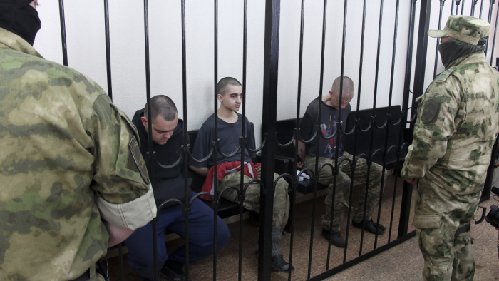 A britek kirakatpernek tartják két állampolgáruk ukrajnai halálra ítélését