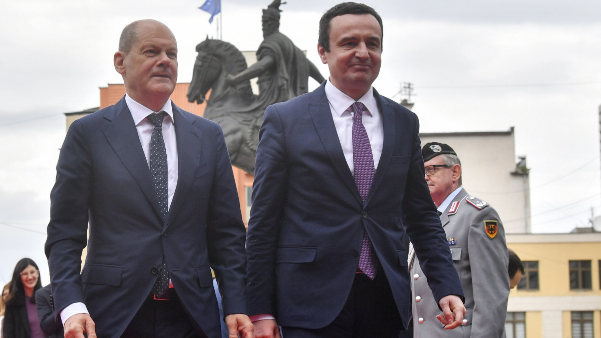 Albin Kurti koszovói miniszterelnök (j) fogadja Olaf Scholz német kancellárt Pristinában 2022. június 10-én.