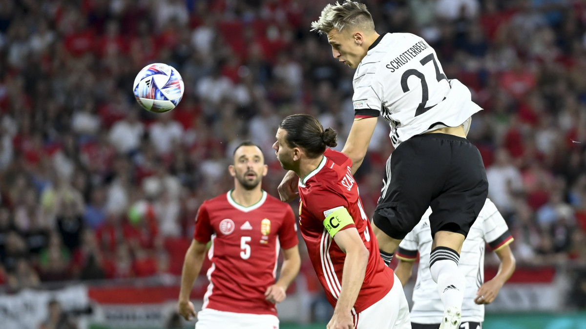 Szalai Ádám (j2) és Nico Schlotterbeck a labdarúgó Nemzetek Ligája 3. fordulójában játszott Magyarország  Németország mérkőzésen a budapesti Puskás Arénában 2022. június 11-én. Mögöttük: Fiola Attila.