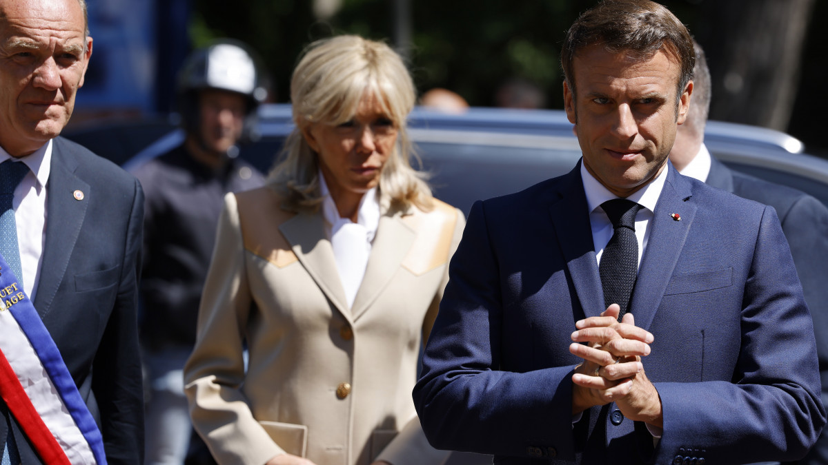 Emmanuel Macron francia államfő (j) és felesége, Brigitte Macron voksolni érkezik a nemzetgyűlési választások első fordulójában Le Touquet-ban 2022. június 12-én. A kétfordulós választáson mintegy 48 millió választópolgár a parlament alsóházának 577 képviselőjét választja meg öt évre. Franciaországban nincsen pártlistás szavazás, az állampolgárok egyéni jelöltekre adhatják le a voksukat.