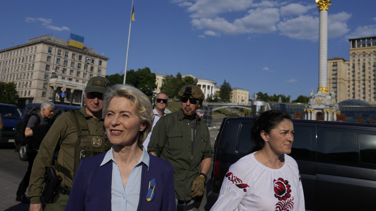 Ursula von der Leyen, az Európai Bizotság elnöke (b) a kijevi Majdan téren 2022. június 11-én. Ukrajna márciusban benyújtotta tagfelvételi kérelmét az Európai Unióhoz, miután Oroszország február 24-én megtámadta az országot.