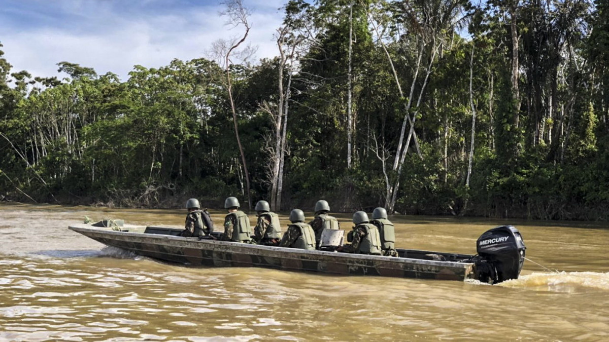 A brazil szövetségi rendőrség által közreadott képen katonák és rendőrök keresik a négy napja eltűnt Dom Phillips brit újságírót és brazil őslakos szakértő társát, Bruno Araujo Pereirát a Javari-völgyben 2022. június 9-én. Az 57 éves Phillipsnek és Pereirának a Javari-völgyben végzett kutatásuk közben veszett nyoma június 5-én. Az Amazonas délnyugati részén, Perutól nem messze található Javari-völgy nagyon nehezen megközelíthető, és olyan törzseknek ad otthont, amelyek közül mintegy 20 teljesen elszigetelt. Ebben a régióban a bányászok, aranyásók vagy orvvadászok jelenléte miatt fokozott a fegyveres erőszak veszélye.